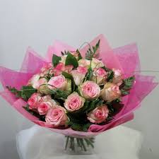 Offrir un bouquet de roses à une personne : combien de tiges et quelle  couleur choisir ? – le-site-du-mariage.com